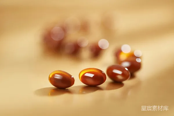 高清摄影 一张桌子上的几粒药丸的特写照片