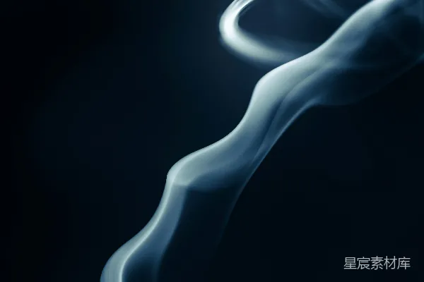 高清摄影 黑底上飘着一缕蓝烟