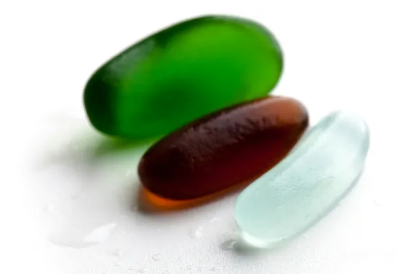 高清摄影 两把不同颜色的玻璃勺子的特写照片