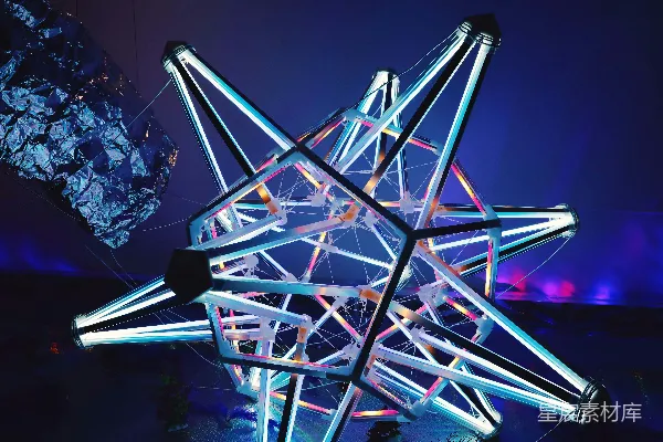 高清摄影 一盏彩色的星星在黑暗中点亮。
