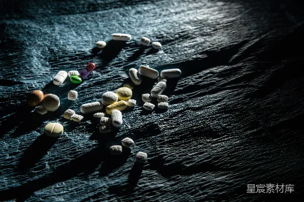 高清摄影 一组黑白相间的物体放置在表面上。