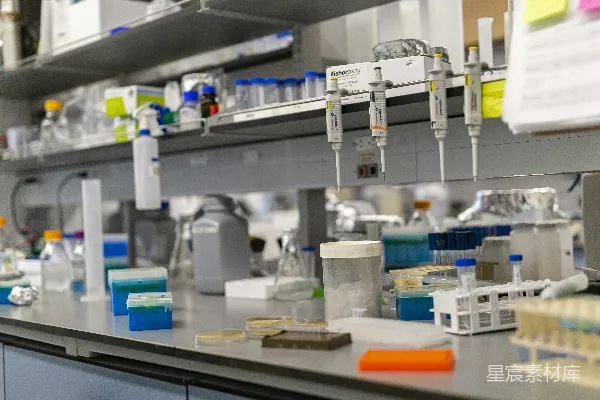 高清摄影 实验室的台面上摆满了科学设备。