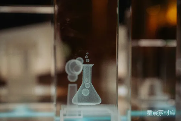 高清摄影 水晶奖杯，刻有蚀刻化学瓶设计