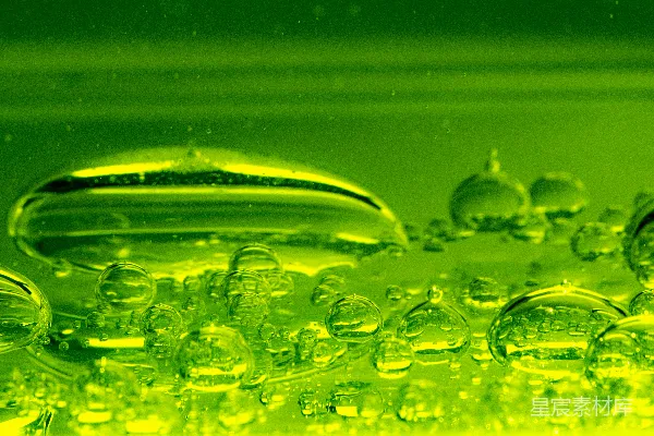高清摄影 玻璃上的水滴，紫色背景