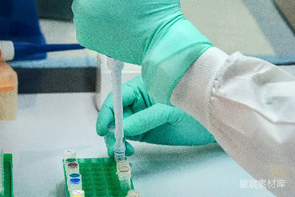高清摄影 穿白色长袖衬衫的人拿着一罐标有绿色和白色标签的罐子