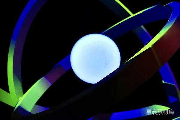 高清摄影 发光的球体周围环绕着鲜艳的霓虹环。