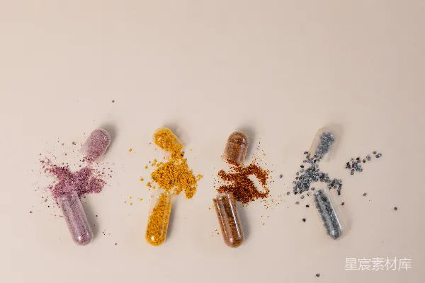 高清摄影 几粒药片并排放在一起。
