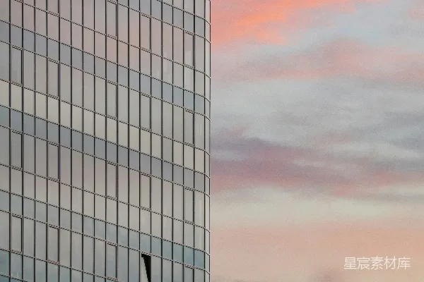 高清摄影 一架飞机在空中飞过一座高楼旁边