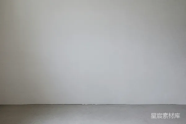 高清摄影 一个空房间，墙壁是白色的，有一扇窗户。