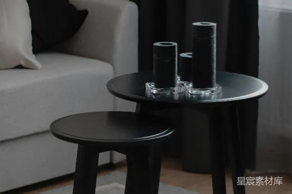 高清摄影 一张桌子上有玻璃杯和一个玻璃杯。