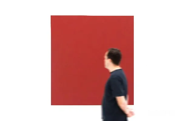 高清摄影 一个穿着白色圆领T恤和黑色裤子的男人站着。