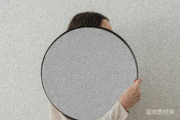 高清摄影 拿着带有白色边框的圆形镜子的人