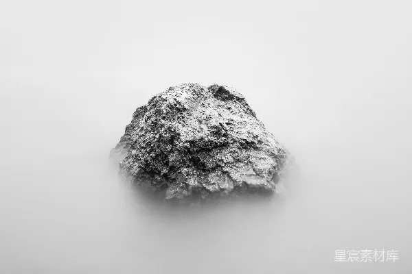 高清摄影 灰色的岩石堆被云雾环绕。