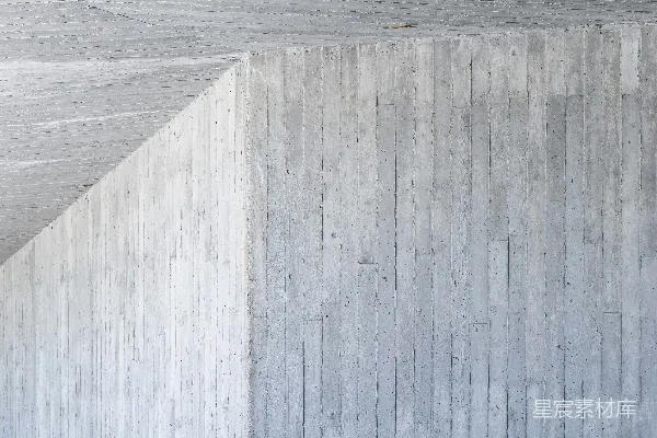 高清摄影 一个男人在水泥斜坡上滑滑板。