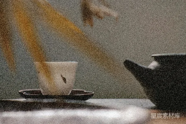 高清摄影 白茶杯放在黑色茶碟上，旁边有一只黑色茶壶。