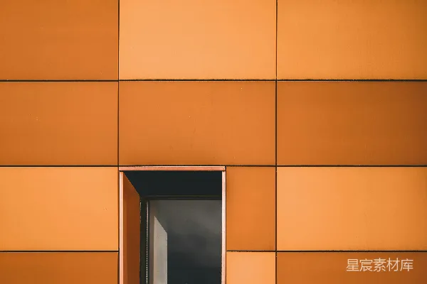 高清摄影 一个人正从一栋建筑物的窗户向外看。