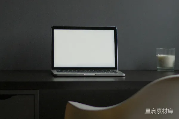 高清摄影 MacBook Pro在棕色木制桌子上