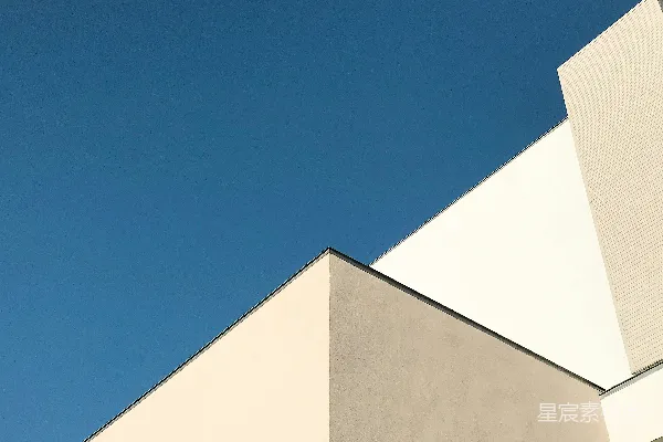 高清摄影 一座上面有钟的建筑物