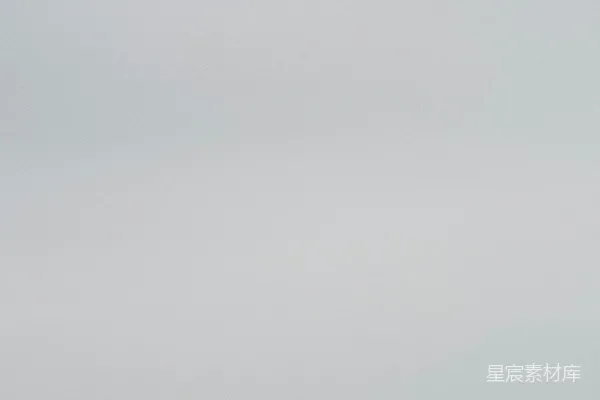 高清摄影 圆形的棕白相间的桌子在白天。