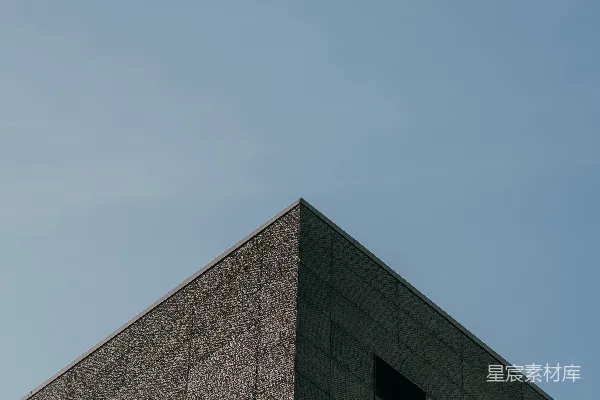 高清摄影 一座高大的建筑物，上面有窗户和一块钟表。