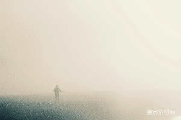 高清摄影 一个站在雾中海滩上的人