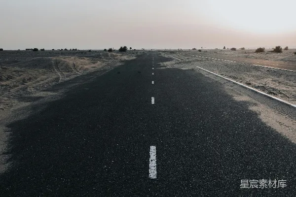 高清摄影 白天的黑色柏油路