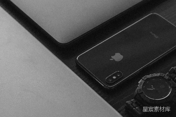 高清摄影 银色的苹果MacBook，银色的iPad，太空灰色的iPhone X，以及黑色的模拟手表