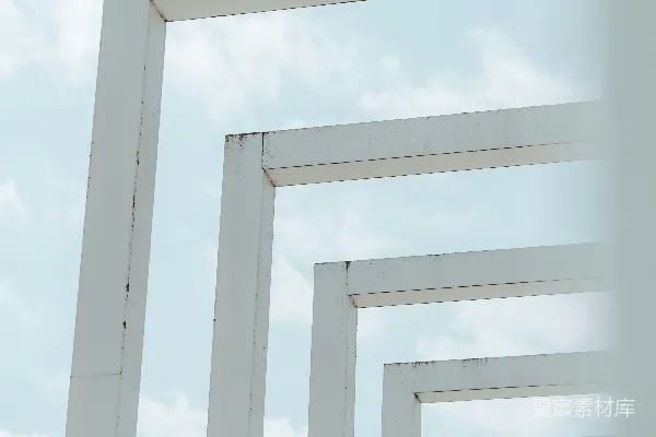 高清摄影 一排白色的柱子映衬着蓝色的天空。