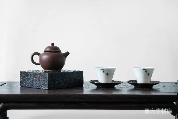 高清摄影 棕色的茶壶放在黑色的表面。