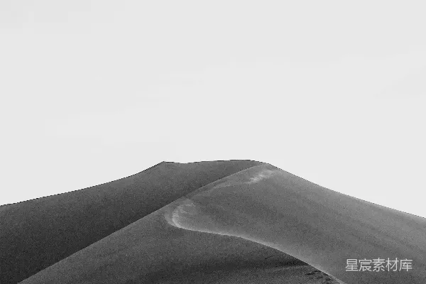 高清摄影 灰度照片下的多云天空下的沙漠