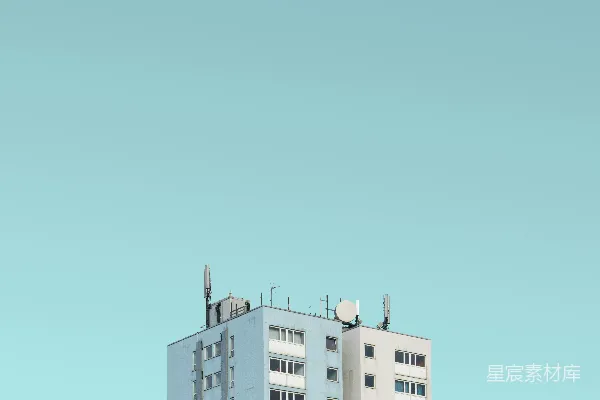 高清摄影 白色涂漆的高层建筑在晴朗的天空下