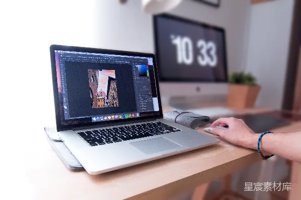 高清摄影 使用MacBook Pro的人在棕色木制书桌上。