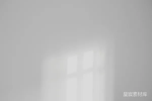 高清摄影 一个带马桶和窗户的浴室