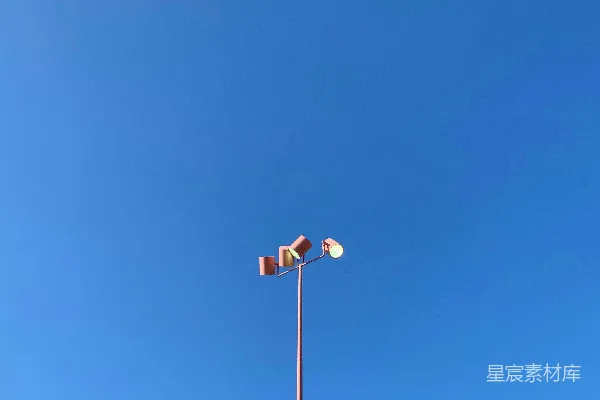 高清摄影 白天蓝天下红白相间的路灯