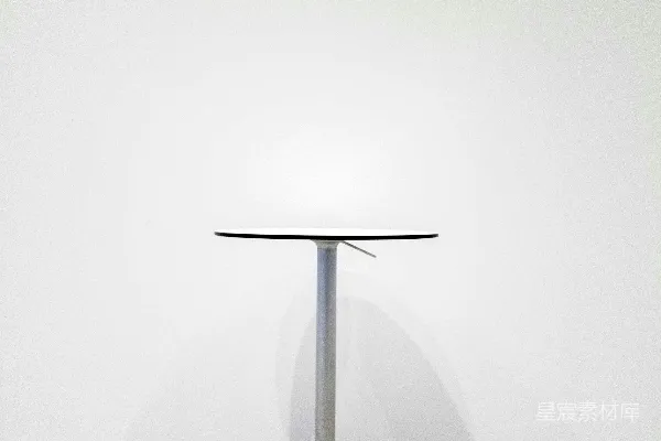 高清摄影 一张桌子上放着一盏灯。