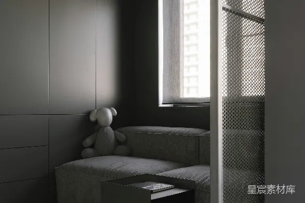 高清摄影 一个房间，里面有一张沙发和一扇窗户。