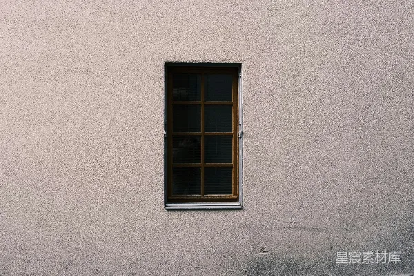 高清摄影 一幢白色的建筑，侧面有一个窗户。