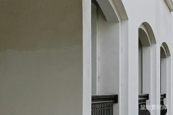 高清摄影 一排白色建筑，有黑色阳台。