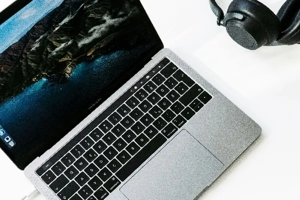 高清摄影 MacBook Pro 旁边黑色耳机
