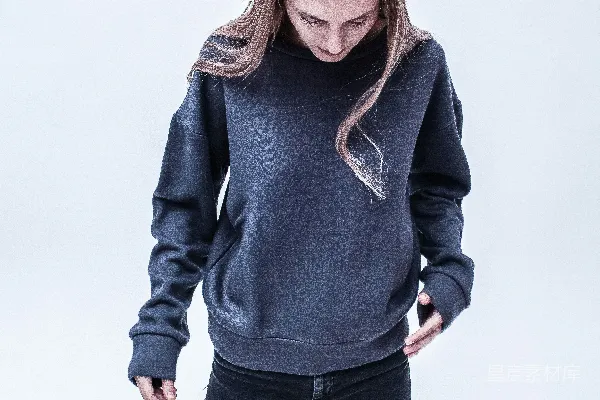 高清摄影 穿着黑色毛衣和黑色牛仔裤的女人