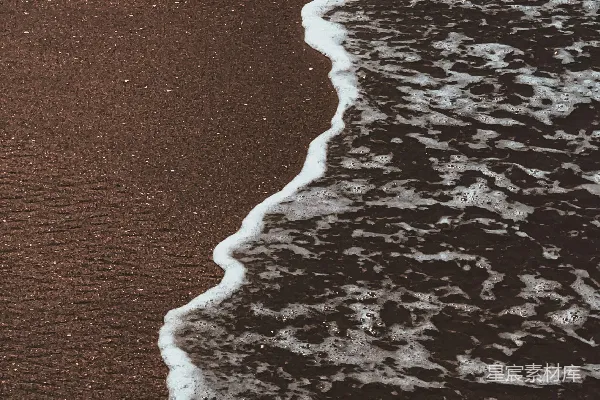 高清摄影 一个人沿着海滩沿着海边散步