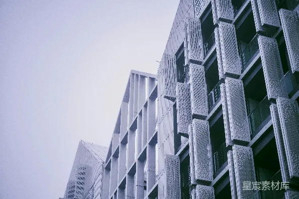 高清摄影 一座非常高大的建筑物，有很多窗户。