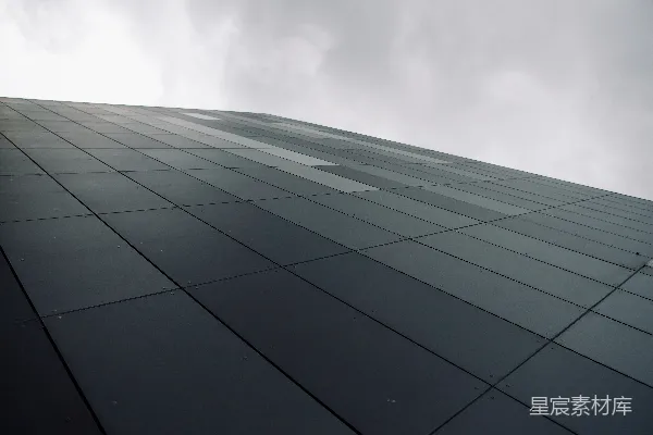 高清摄影 一座建筑在阴云密布的天空下。