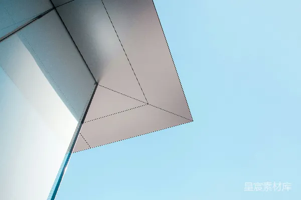 高清摄影 背景是蓝天的一座建筑物的特写。