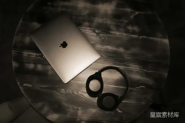 高清摄影 银色的MacBook和黑色的无线耳机