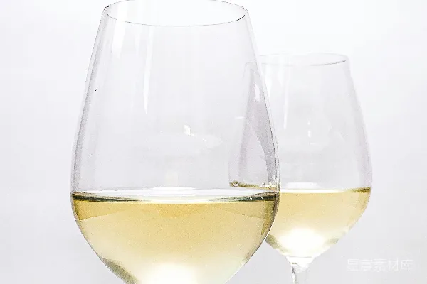 高清摄影 清洗黄色液体的酒杯