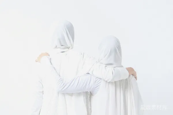 高清摄影 两个穿着白色衣服的女人并肩站着。
