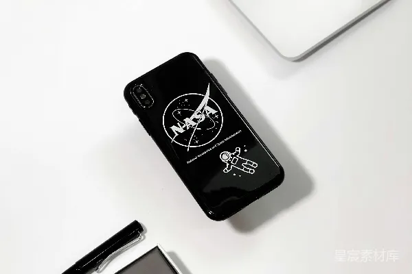 高清摄影 黑色NASA款手机壳靠近MacBook Pro