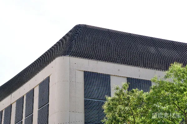 高清摄影 一座建筑前有一棵树。