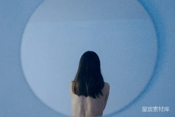 高清摄影 穿黑色衬衫的女人看着镜子。